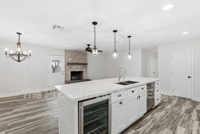 Building Photo - 447 E Carson Dr