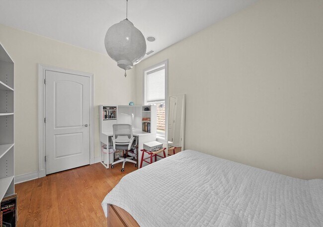 Building Photo - 1025 W 31st Pl