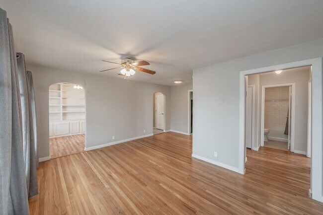 Building Photo - Updated home in Arlington Heights!