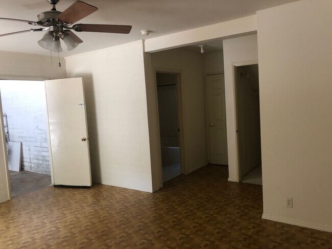 Building Photo - 2721 E Chevy Chase Dr