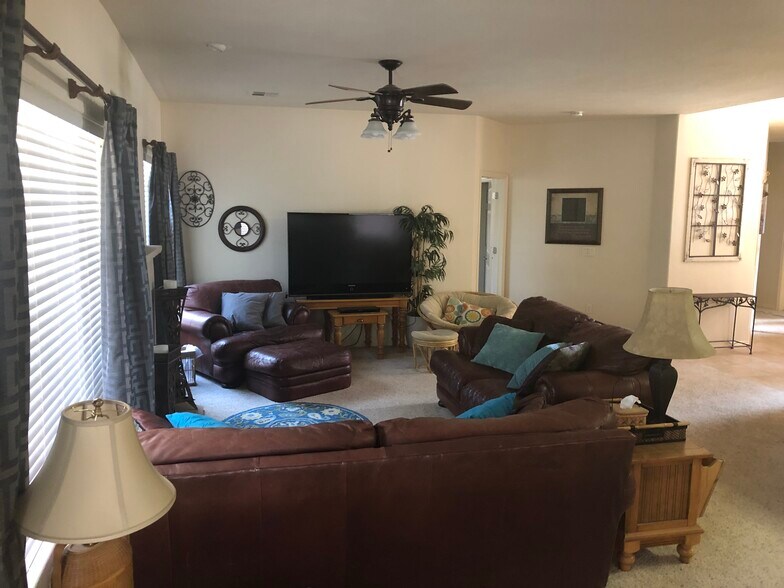 Family room - 1806 N Dixie Downs Rd