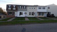 Building Photo - 2 Bedroom, 1.5 Bath Townhouse in Clinton, IA