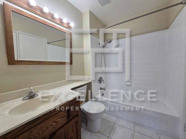 Building Photo - 3/1.5 Townhouse, 2 Car Garage, One Pet Neg...