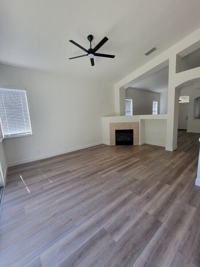 Building Photo - Modern 3-Bedroom, 2-Bathroom Home with Ope...