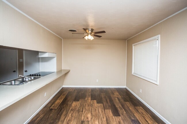 Building Photo - Comfy 2 bed 1 bath home!