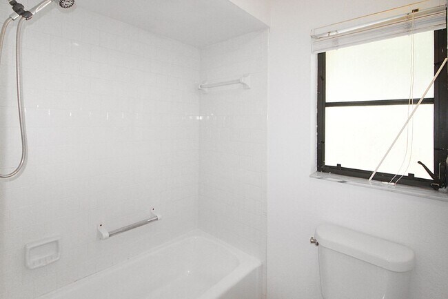 Building Photo - 832 Golf Dr