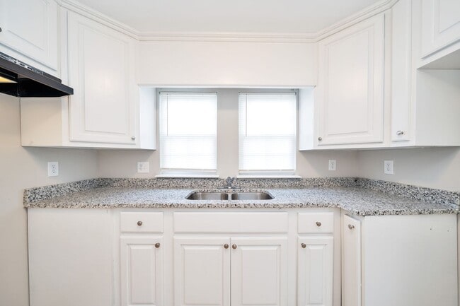 Building Photo - Charming 3-Bedroom Home in a Quiet, Convenient Neighborhood!