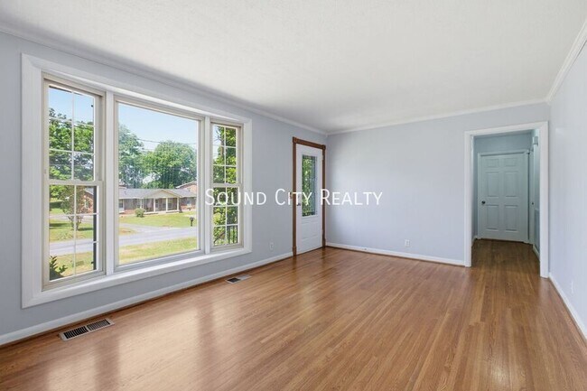 Building Photo - 7016 Bonnalake Dr