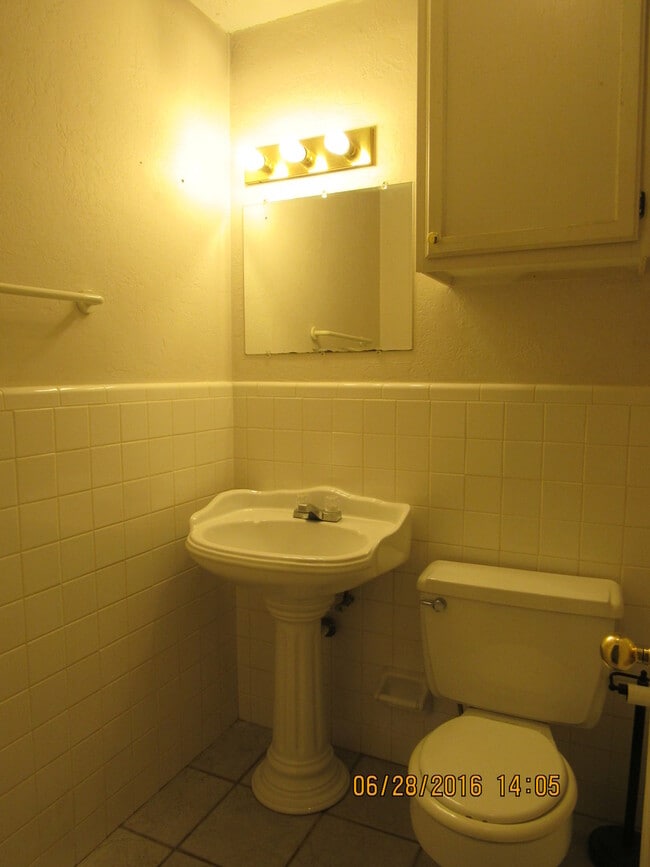 Building Photo - MOVE IN SPECIAL: $200 OFF OF THE 1ST FULL MONTH'S RENT! New carpet and freshly painted interiors