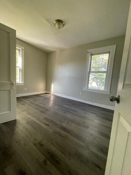 917 Grove St 3A - 916 Grove St