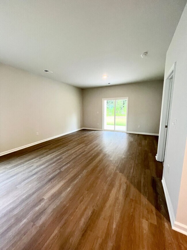 Building Photo - FOUR Bedrooms! SUPREME location! Move in ready!