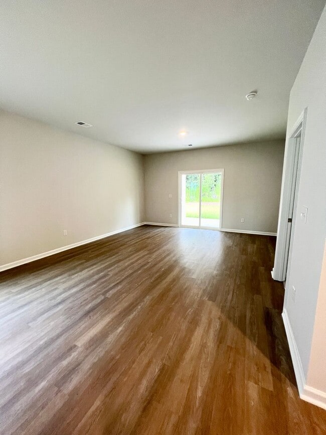 Building Photo - FOUR Bedrooms! SUPREME location! New & mov...