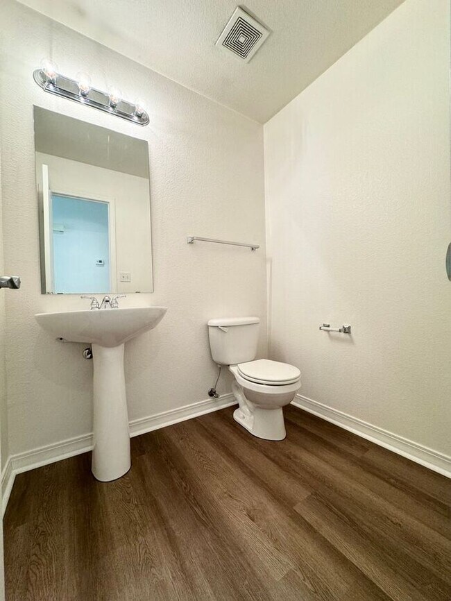 Building Photo - 2 Bedroom, 1.5 Bathroom Condo Only Seconds...