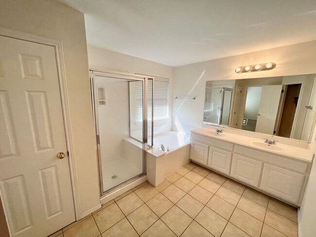 Building Photo - Beautiful 4BD and 2.5BA home in South Aust...