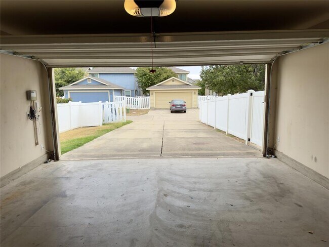 Building Photo - 1812 Indian Lodge Dr