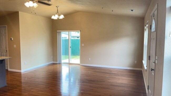Building Photo - Open Floor plan 2 Bed 2 Bath Close to Down...