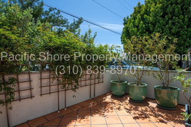 Building Photo - Updated 3-Bedroom First-Floor Condo in Prime Santa Monica Location