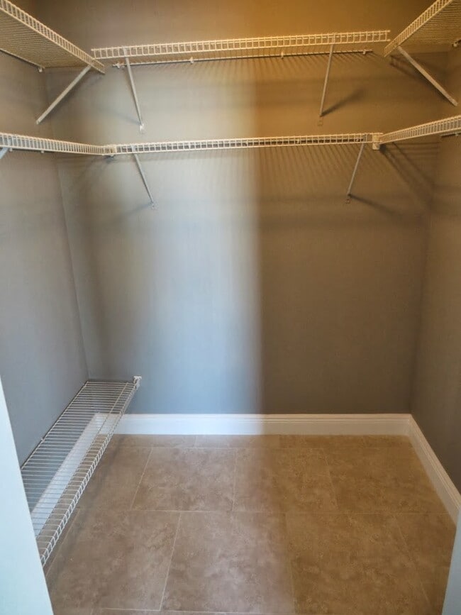 Building Photo - 115 Lake Emerald Dr