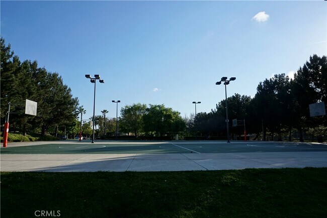Building Photo - 72 Chantilly-