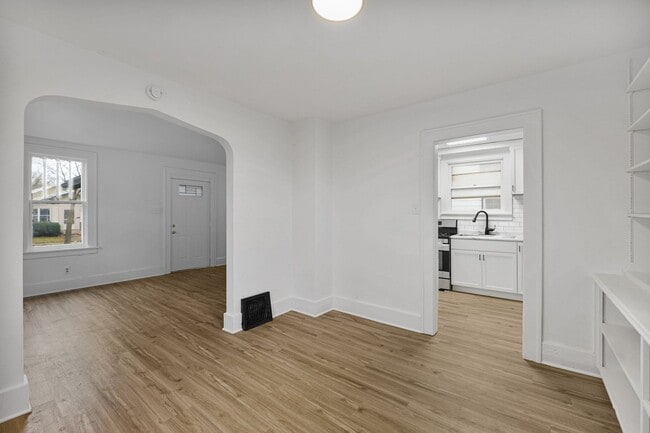 Building Photo - NEW UPDATED 2 BEDROOM HOME!