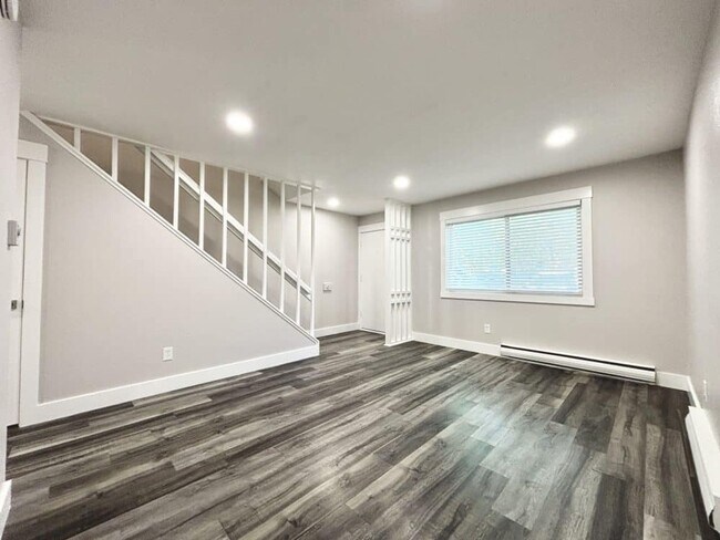 Building Photo - Available Now! Newly Remodeled 2BR Unit in Boulder Fourplex