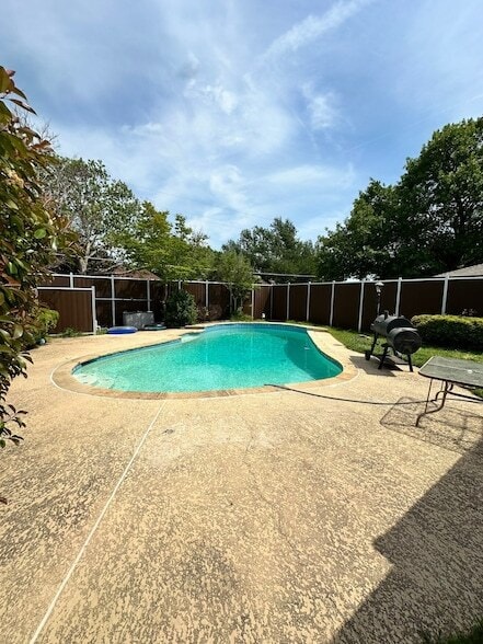 Building Photo - 502 Spring Willow Dr