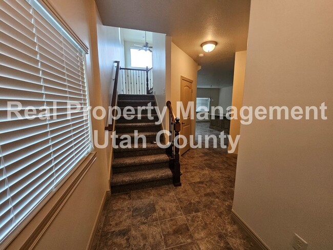 Building Photo - Orem Townhome Central to City Center