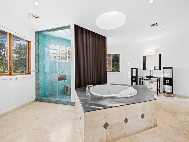 Building Photo - 450 Victoria Terrace