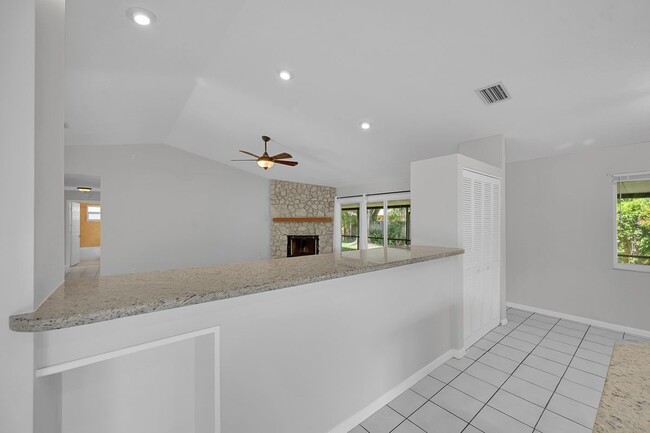 Building Photo - 1800 Primrose Ln