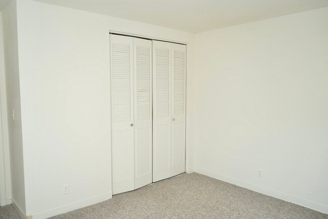 Building Photo - One Bedroom Available at Arlington Court