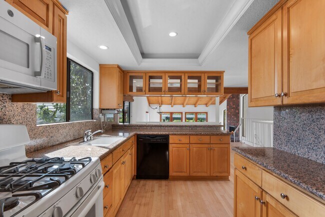 Building Photo - 516 Rosecrans Ave