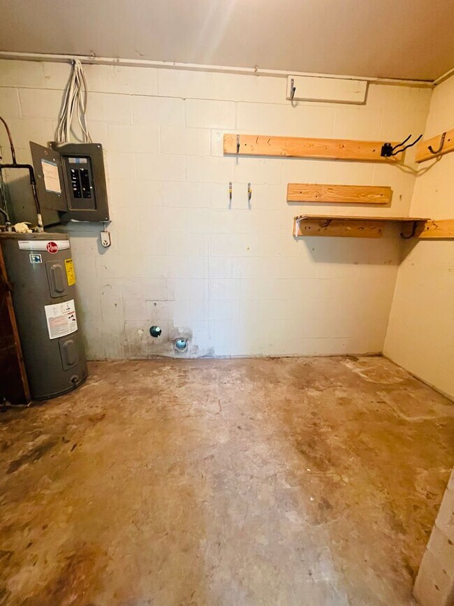 Building Photo - Renovated 3/1 house in SW Gainesville!