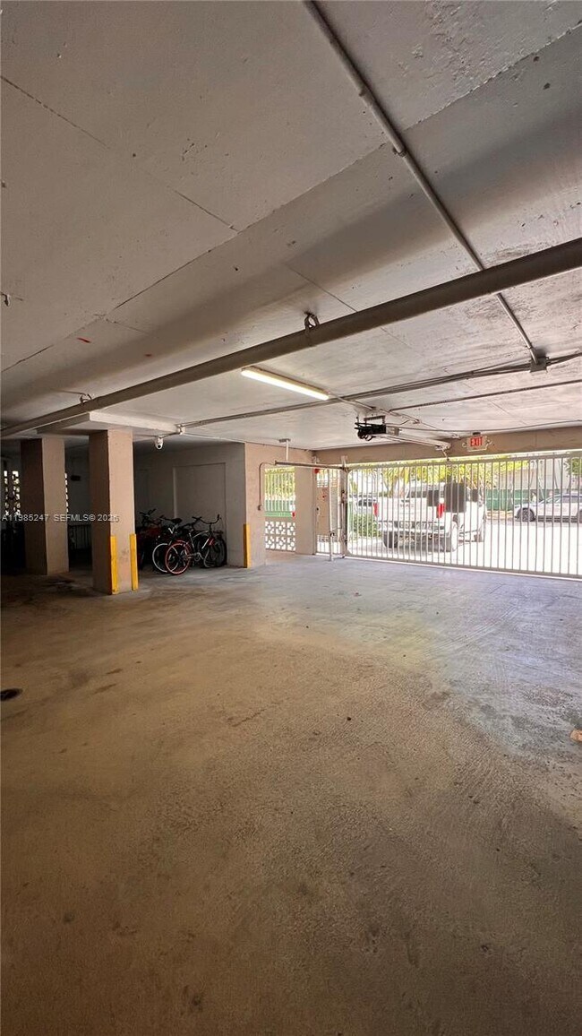 Building Photo - 1750 James Ave