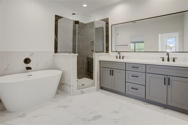 Building Photo - 2715 Drew St