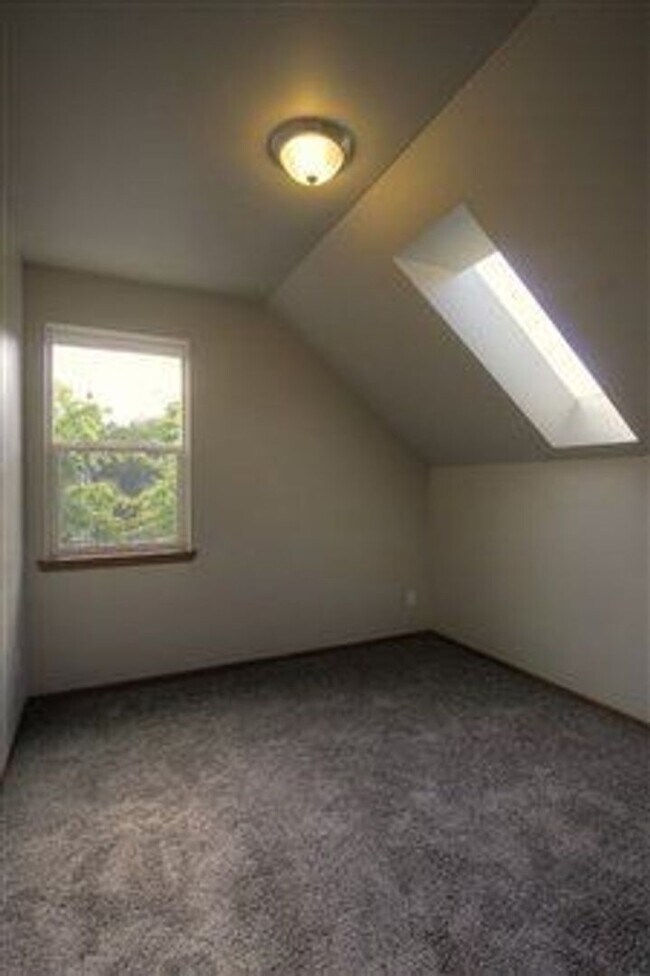 Building Photo - Preleasing for September -  4 bed/2 bath