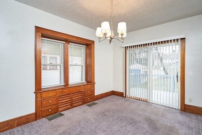 Building Photo - 4 to 5 Bedroom For Rent in North Hill