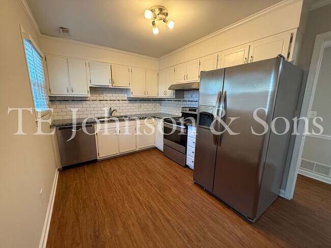 Building Photo - Modern 2-Bedroom with Granite Finishes & F...