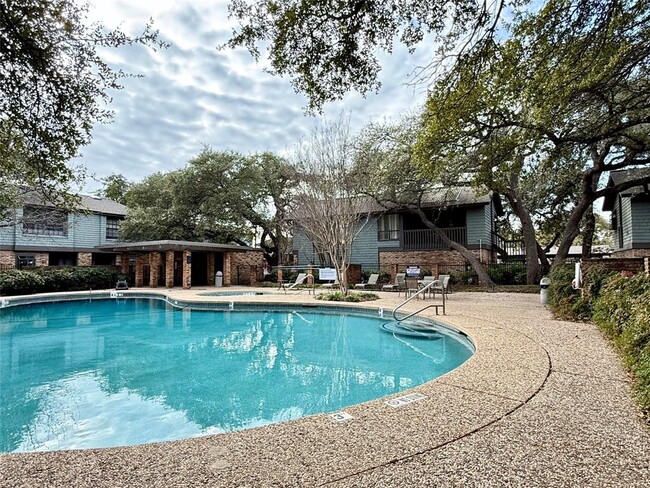 Building Photo - 7122 Wood Hollow Dr