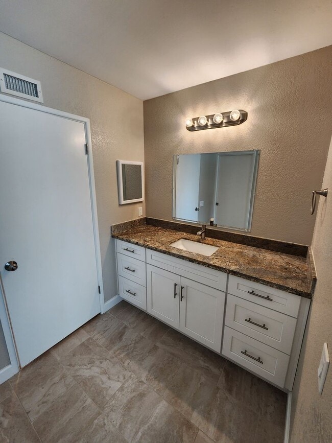 Building Photo - 16598 Bernardo Oaks Dr