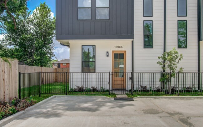 Building Photo - 1308 Tarley St