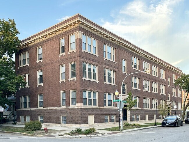 Building Photo - 1224 W Rosemont Ave