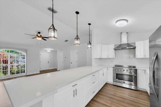 Building Photo - 1611 3rd Ave W