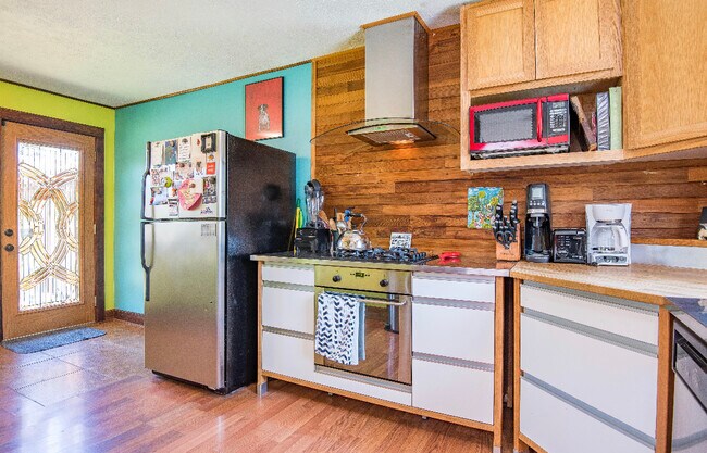 Building Photo - 4537 SE Mitchell St