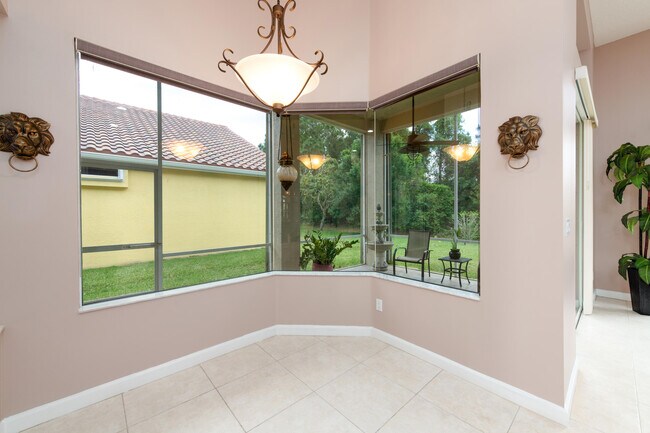 Building Photo - 665 SW Lake Charles Cir