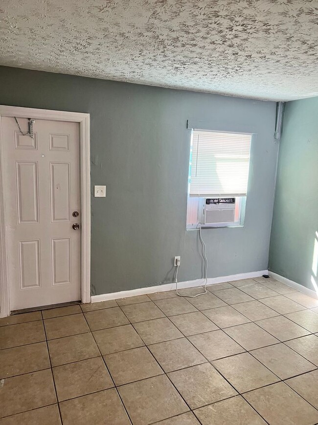 Building Photo - 2 BEDROOM, 1 BATH UNIT AVAILABLE- NEWLY RE...