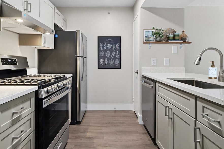 Primary Photo - Deerwood Apartments