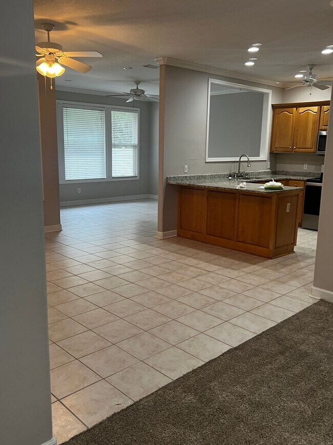 Building Photo - 3/2 fenced in yard with pool access!