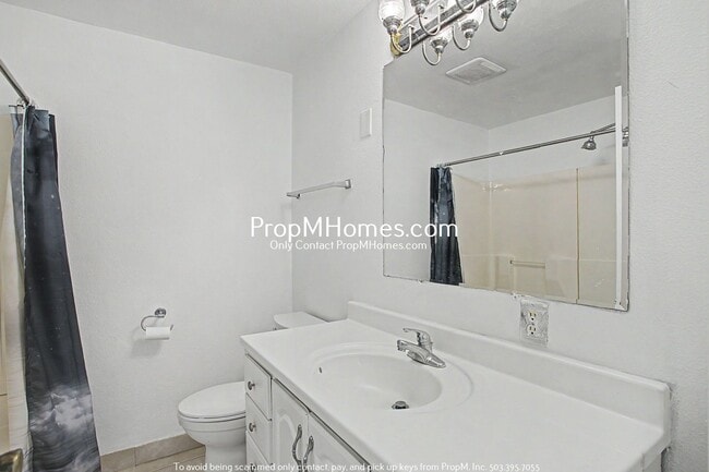 Building Photo - Updated Two Bedroom Duplex in Sellwood - Garage Included!