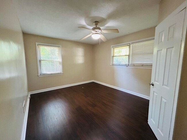 Building Photo - Fabulous 3 bedroom 2 bathroom Ranch home in Lawndale Homes area in NW Greensboro. Huge yard.