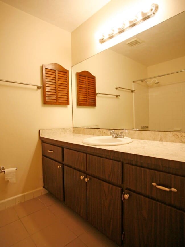 Building Photo - Charming 3-bedroom, 2-bath home in the Northwood community